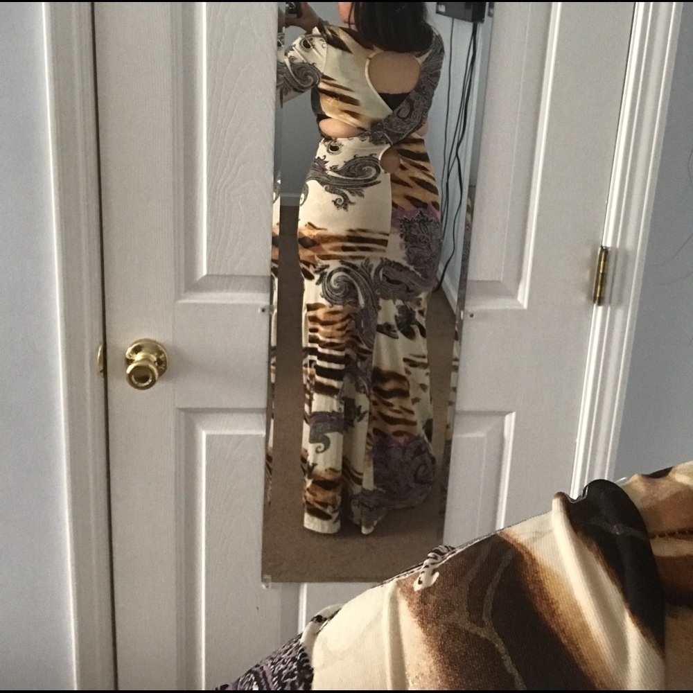 ๐ Va Va Voom Maxi Style Dress Patterned and Open Back - Picture 4 of 7